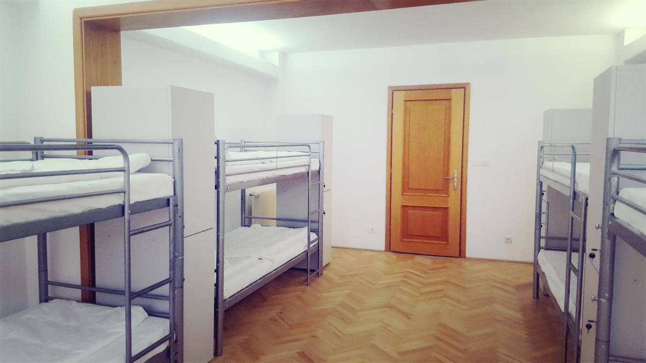Sleep Inn Hostel Бухарест Екстер'єр фото